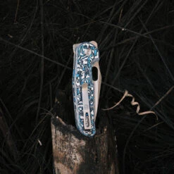 Vosteed Thunderbird - 2.98" Satin M390 Blade, Blue Cloud Carbon Fibre Handle, Trek Lock - A0310 -Outdoor Equipment Store 5dRewoJ4lxrbfJ5cVjGXAi6Xe7NAf4 metadGh1bmRlcmJpcmQtQTAzMTBfOS53ZWJw