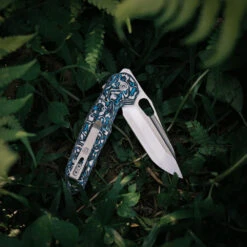 Vosteed Thunderbird - 2.98" Satin M390 Blade, Blue Cloud Carbon Fibre Handle, Trek Lock - A0310 -Outdoor Equipment Store LjH2i3oTFPYoCKzHqZFzQQFRtCjidy metadGh1bmRlcmJpcmQtQTAzMTBfMTAud2VicA3D3D