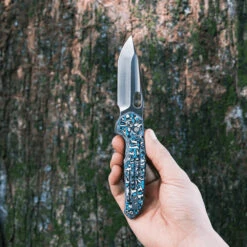 Vosteed Thunderbird - 2.98" Satin M390 Blade, Blue Cloud Carbon Fibre Handle, Trek Lock - A0310 -Outdoor Equipment Store c7pYCqxMBuyLDv5M2Rr0ca0gWgU322 metadGh1bmRlcmJpcmQtQTAzMTBfMTEud2VicA3D3D
